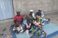 Suor-Francesca-con-donne-e-bambini-sfollati